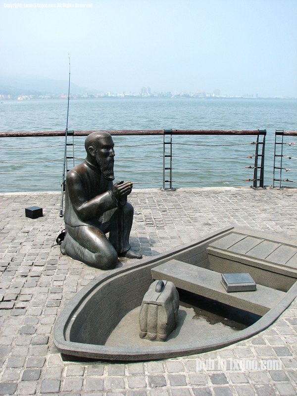 mackay-statue-pray
