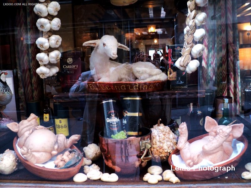 Roast_suckling_pig_restaurant_window